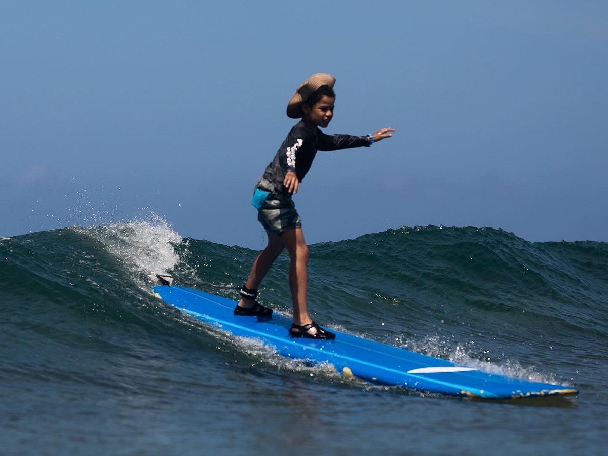 Beginner surf lesson at North Shore Surf Academy
